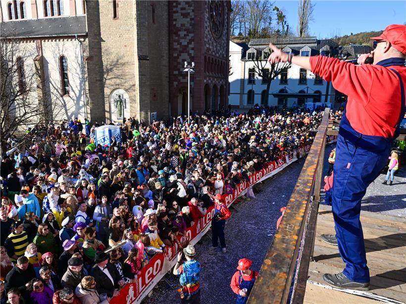 Umzug in Diekirch startet früher um 14 Uhr, Menschen und Festwagen auf der Straße bei sonnigem Wetter