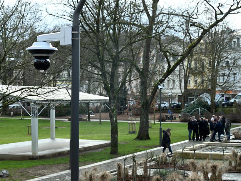 Mehr Polizei und bald Kameras: Opposition kritisiert Bilanz des Sicherheitsplans Visupol-Sicherheitskameras an einer Straßenecke in Differdingen, Überwachung für öffentliche Sicherheit