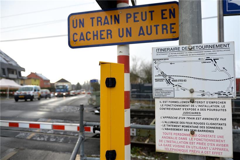 Entfernter Bahnübergang in Dippach mit neuer Straßenführung und moderner Verkehrslösung im Jahr 2023