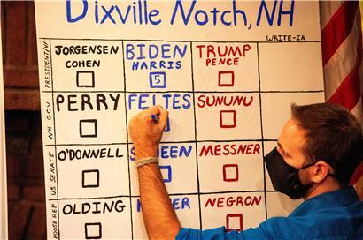 In Dixville Notch waren die fünf Stimmzettel schnell ausgezählt. Nur wenige Minuten nach der Stimmabgabe stand Biden als Sieger im kleinen Ort fest. Etwas länger wird wohl der Rest des Landes warten müssen.
