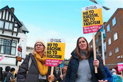 In Dover gingen am Wochenende viele Menschen auf die Straße, die einen gegen Rassismus, die anderen gegen Migration 
