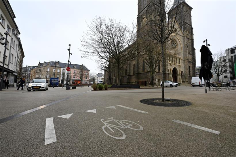 In Düdelingen bestehen viele Fahrradwege aus Markierungen auf der Straße
