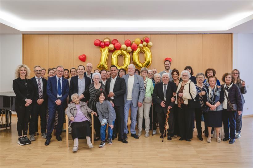 In Düdelingen feierte Cesarina Zoppi (stehend zwischen Bürgermeister Dan Biancalana und Minister Max Hahn) am Montag ihren Hundersten
