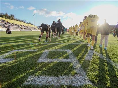 Spitzenduell im Fußballstadion von Düdelingen gegen Differdingen mit jubelnden Fans und spannender Atmosphäre