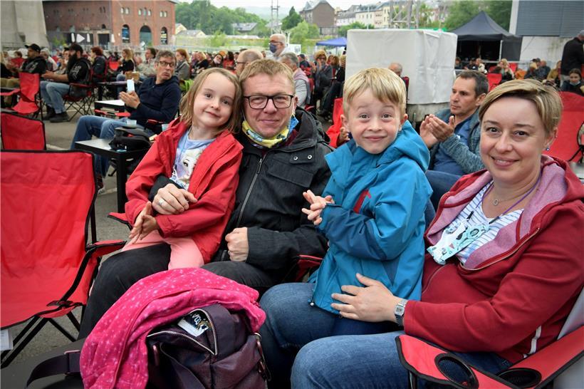 In Düdelingen wurde am Vorabend des Nationalfeiertags auf dem Parkplatz des Kulturzentrums „opderschmelz“ gefeiert
