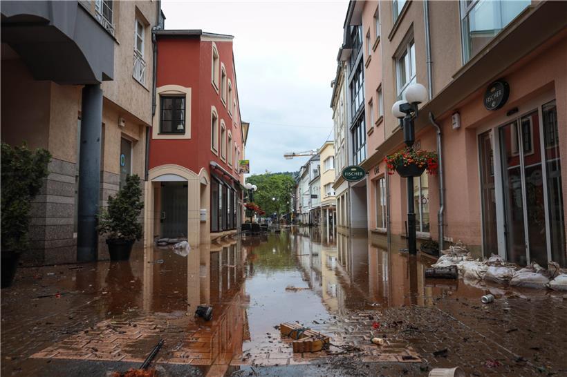 In Echternach offenbart das sich zurückziehende Wasser die angerichteten Schäden
