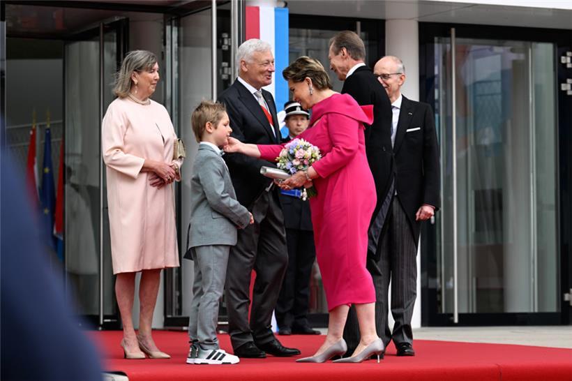 In Empfang nahm das Herrscherpaar ein Komitee aus Premierminister, Chamber-Präsi...