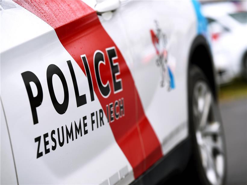Feuer in Gartenlaube in Esch, brennende Holzhütte mit Flammen und Rauch am Tag