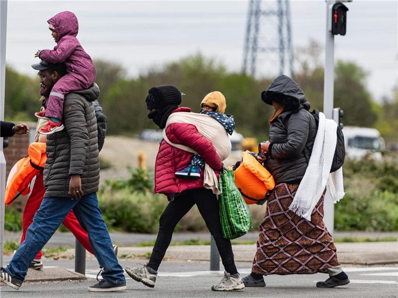 Menschen zu Fuß am Strand von Grande-Synthe nahe Dünkirchen, auf dem Weg zur illegalen Überfahrt nach Großbritannien