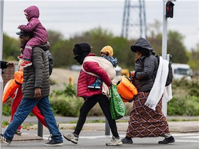 Menschen zu Fuß am Strand von Grande-Synthe nahe Dünkirchen, auf dem Weg zur illegalen Überfahrt nach Großbritannien
