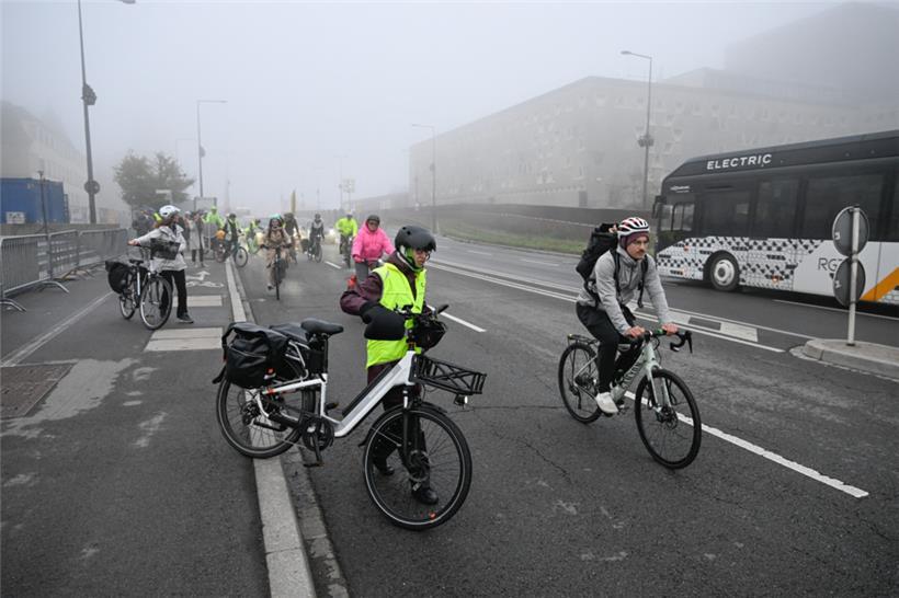 In Gruppen geht es am Mittwoch gemeinsam über die Straße