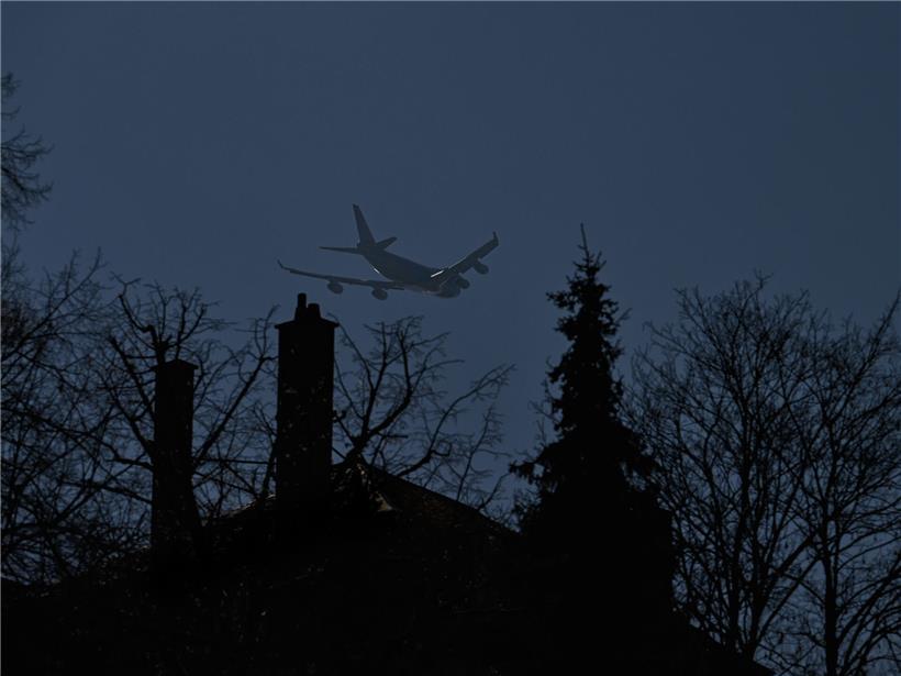 Flugzeuge fliegen in Hamm knapp über Wohnhäuser, sowohl tagsüber als auch nachts, Nahaufnahme der niedrigen Flughöhe