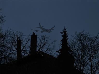 Flugzeuge fliegen in Hamm knapp über Wohnhäuser, sowohl tagsüber als auch nachts, Nahaufnahme der niedrigen Flughöhe