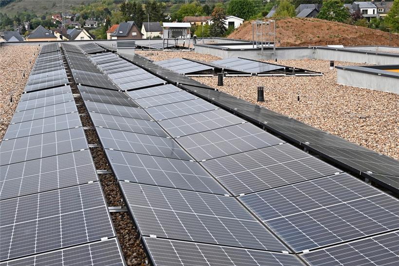 In Helmsingen hat die Energiegenossenschaft 326 Solarmodule auf dem Dach der Gru...