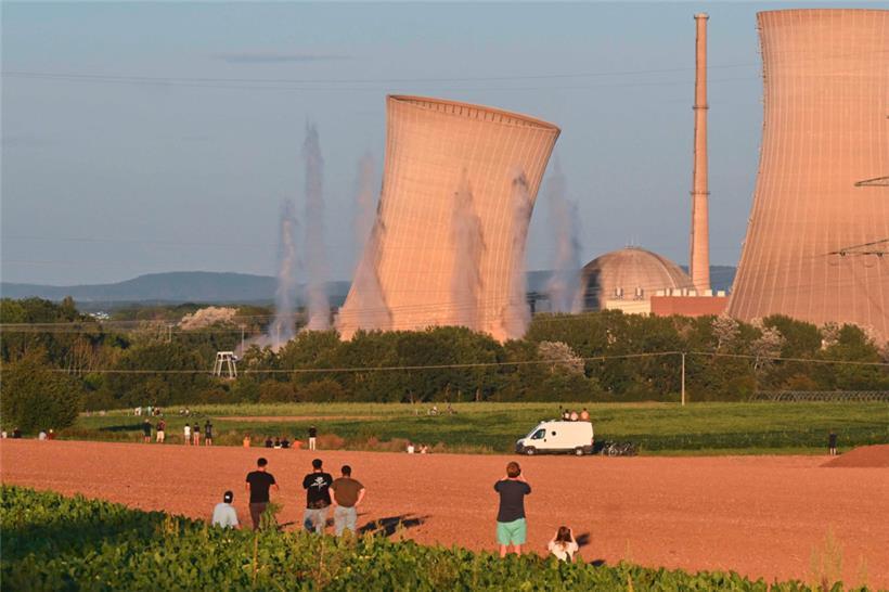 In Italien geht der Rückbau, 34 Jahre nach Abschalten der letzten Kernkraftwerke, nur schleppend voran. Auf dem Bild zu sehen sind Schaulustige, die die kontrollierte Sprengung des Kühlturms des Kernkraftwerks in Grafenrheinfeld (Deutschland) Mitte August 2024 beobachten
