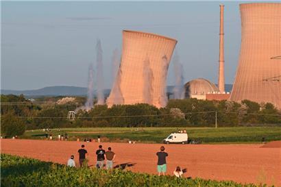 In Italien geht der Rückbau, 34 Jahre nach Abschalten der letzten Kernkraftwerke, nur schleppend voran. Auf dem Bild zu sehen sind Schaulustige, die die kontrollierte Sprengung des Kühlturms des Kernkraftwerks in Grafenrheinfeld (Deutschland) Mitte August 2024 beobachten
