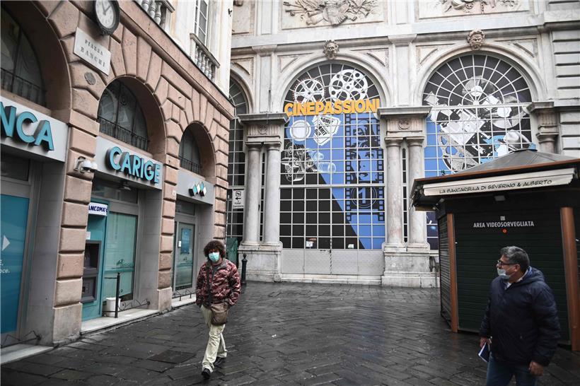 In Italien kommt das komplette soziale Leben zum Erliegen. Um der Einsamkeit entgegenzuwirken, singen die Italiener nun gemeinsam. 
