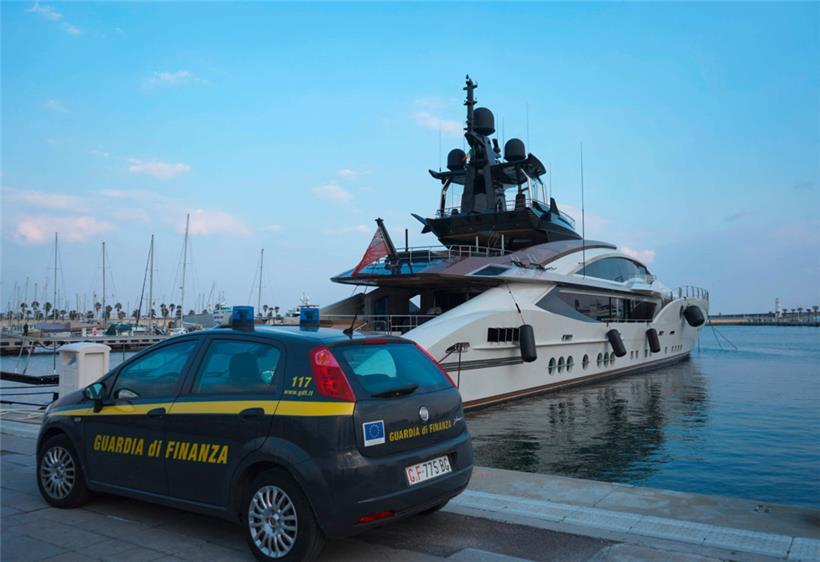 In Italien setzt die Finanzpolizei Luxusjachten russischer Oligarchen fest, wie hier die „Lady M“, die Alexei Mordaschow gehört, der auf der EU-Sanktionsliste steht

