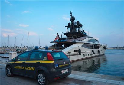 In Italien setzt die Finanzpolizei Luxusjachten russischer Oligarchen fest, wie hier die „Lady M“, die Alexei Mordaschow gehört, der auf der EU-Sanktionsliste steht
