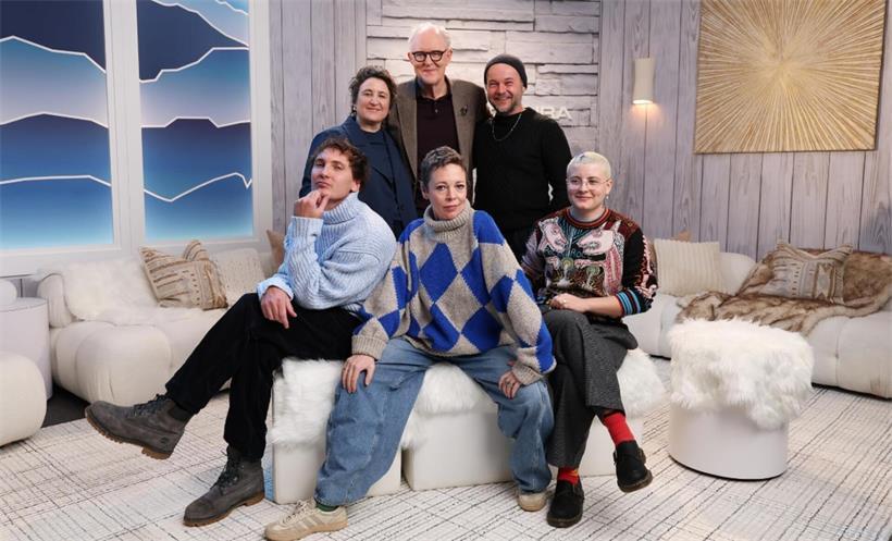 In „Jimpa“ bilden sie eine Familie (vlnr.): die Regisseurin Sophie Hyde (stehend) mit John Lithgow, Daniel Henshall, Eamon Farren, Olivia Colman und Aud Mason-Hyde