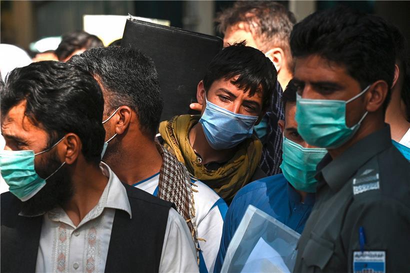 In Kabul stehen die Menschen an, um einen Pass ausgestellt zu bekommen. Nur wenige haben die Chance, mit der US Air Force außer Landes gebracht zu werden.
