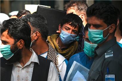 In Kabul stehen die Menschen an, um einen Pass ausgestellt zu bekommen. Nur wenige haben die Chance, mit der US Air Force außer Landes gebracht zu werden.
