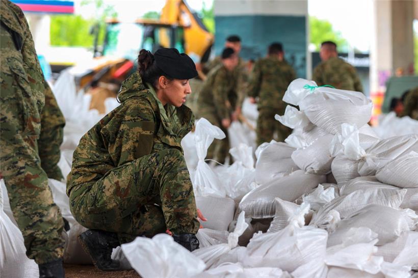 In Karlovac helfen kroatische Soldatinnen, Sandsäcke gegen die Fluten zu füllen 
