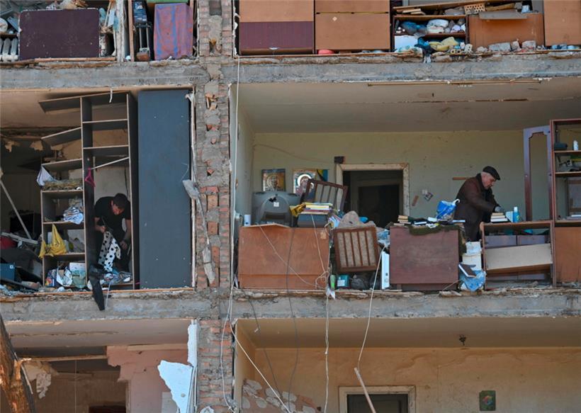 In Kiew bergen Anwohner die Überreste ihrer durch russischen Beschuss zerstörten Wohnungen

