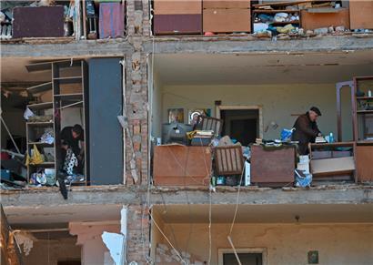 In Kiew bergen Anwohner die Überreste ihrer durch russischen Beschuss zerstörten Wohnungen
