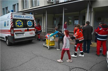 In Kiew muss auch ein Kinderkrankenhaus evakuiert werden, da es möglicherweise von den russischen Invasionstruppen ins Visier genommen wird
