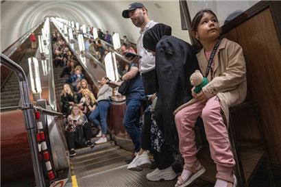 In Kiew mussten die Menschen Schutz in Metrostationen suchen – Russland hatte die Stadt wieder unter Beschuss genommen

