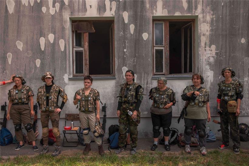 In Kiew nehmen Frauen an einem fünftägigen Widerstandstraining für Zivilisten teil
