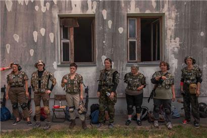 In Kiew nehmen Frauen an einem fünftägigen Widerstandstraining für Zivilisten teil
