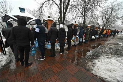 In Kiew stehen Dutzende Menschen für Wasser an, da die russischen Invasionstruppen gezielt die Strom- und Wasserversorgung in der Ukraine zerstören
