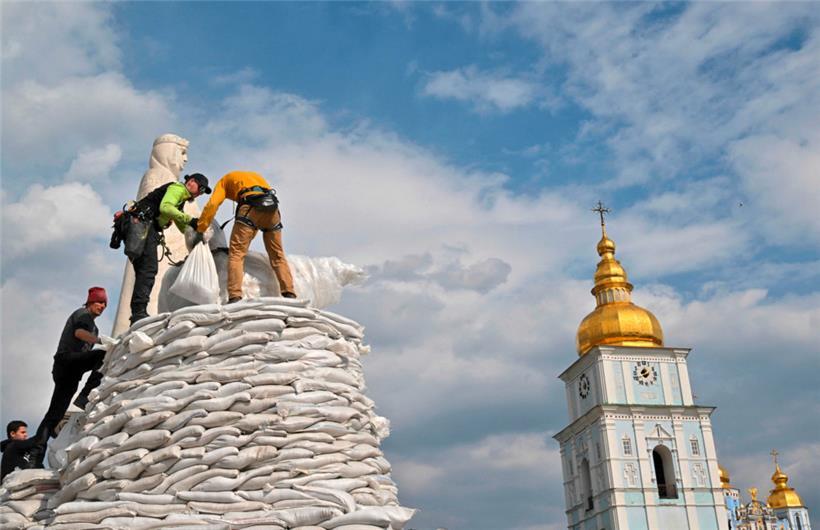 In Kiew werden die Monumente mit Sandsäcken geschützt
