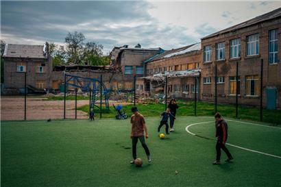In Kramatorsk spielen Kinder Fußball vor einem zerstörten Gebäude: „Wir haben für die Ukraine eine gute Botschaft“
