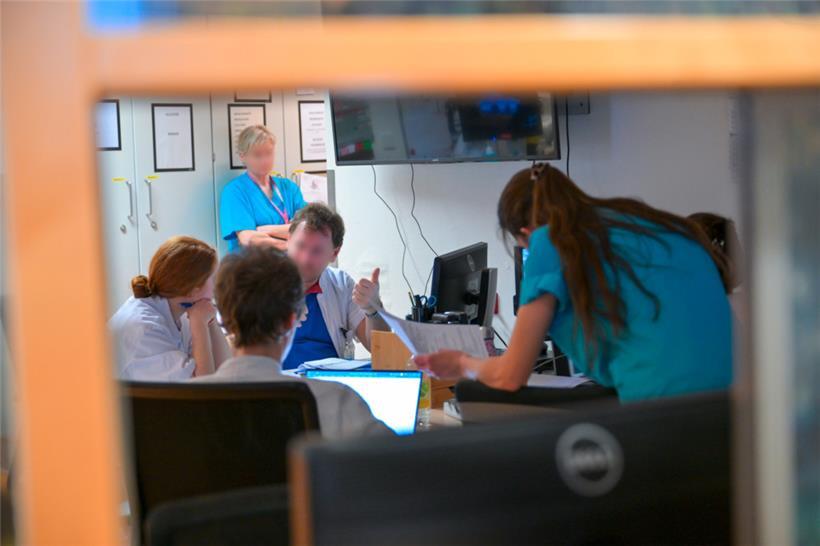 In Krankenhäusern arbeiten Ärzte und Pfleger zusammen, um Geld wird allerdings mit harten Bandagen gestritten
