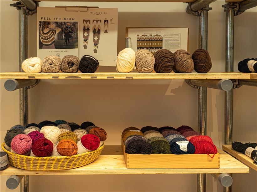 In Laure Fabers Wollgeschäft im Pop-up-Store gibt es alles, was man zum Stricken der Bernie-Sanders-Fäustlinge braucht

