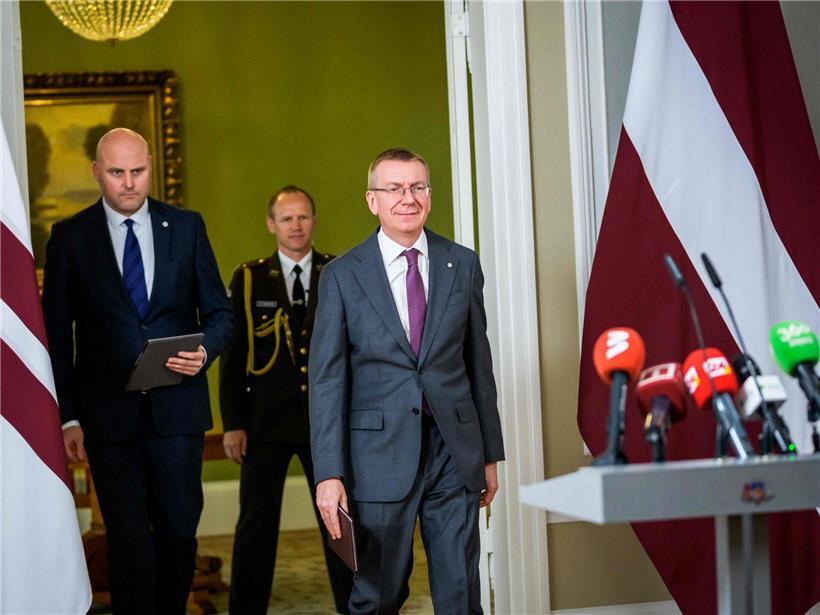 Präsident Edgars Rinkevics und Oppositionspolitiker Andris Kulbergs bei Ernennung des neuen Regierungschefs in Lettland nach Koalitionsstreit zu ukrainischen Drohnen