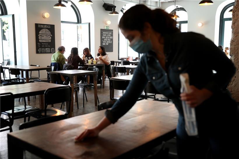In Lissabon wird in Restaurants wieder drinnen gegessen
