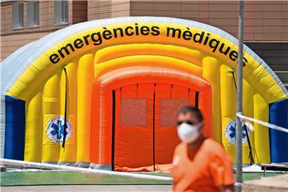 In Lleida gehört das Feldlazarett nach einem massiven Coronavirus-Ausbruch wieder zum Stadtbild

