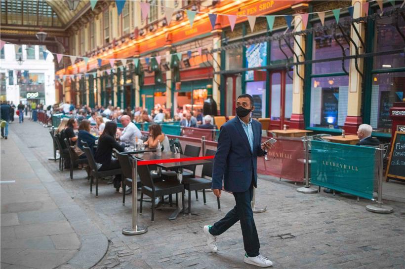 In London wollen manche noch nicht auf die Maske verzichten
