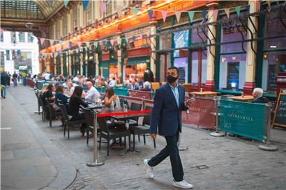 In London wollen manche noch nicht auf die Maske verzichten
