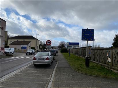 In Longlaville an der französisch-luxemburgischen Grenze ist für die Brummifahrer Endstation
