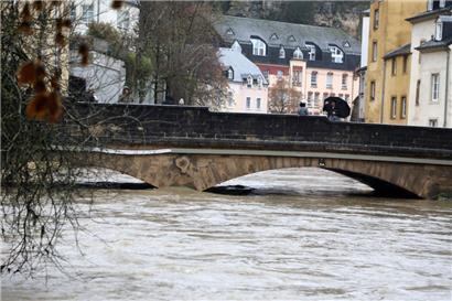 In Luxemburg-Stadt ist der erhöhte Pegelstand am Sonntagnachmittag gut sichtbar
