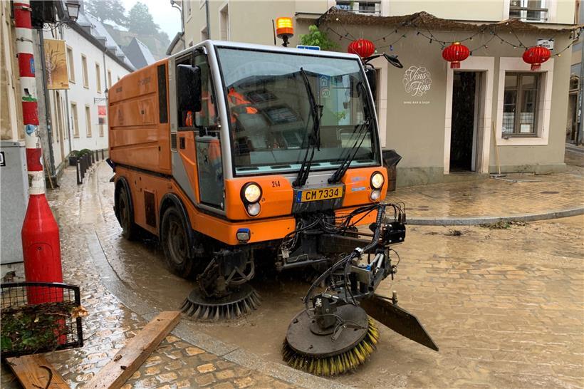 In Luxemburg-Stadt laufen bereits seit Stunden die Aufräumarbeiten nach den Überschwemmungen
