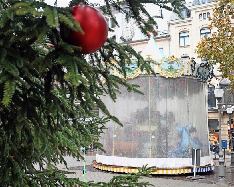 In Luxemburg-Stadt laufen die letzten Vorbereitungen vor der Eröffnung am Freitag. Auch in Esch fällt am Freitag der Startschuss für den Weihnachtsmarkt.
