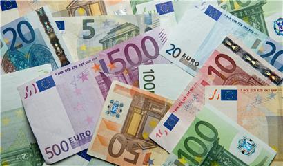 In Luxemburg-Stadt vergreift sich ein Täter am Geld einer Bankfiliale auf der place de Metz
