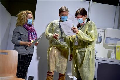 In Luxemburg empfand es Chefkrankenschwester Catarina Fernandes gestern als Ehre, den Impfstoff als Erste entgegennehmen zu dürfen
