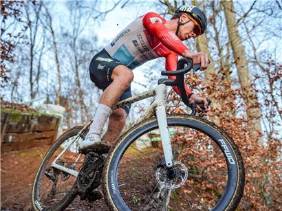 Loic Bettendorff feiert seinen dritten Elite-Landesmeistertitel in Luxemburg mit Siegerpose und Medaille